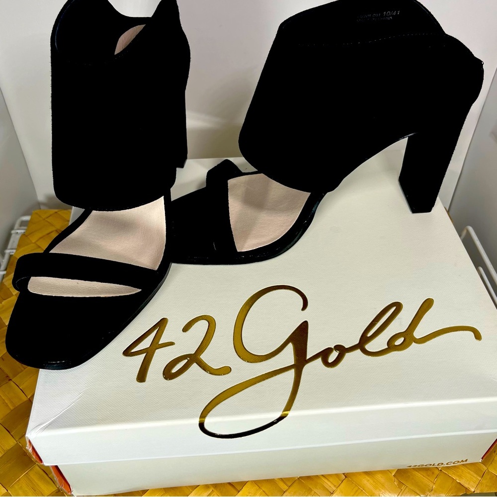 42 Gold Linx Suede Heels Sz 10 NIB